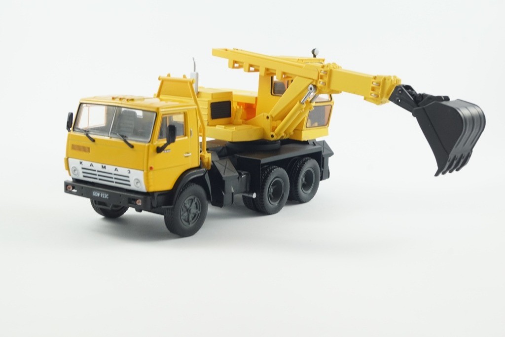 Kamaz 5511 Koparka EO-3532 Samochody Ciężarowe