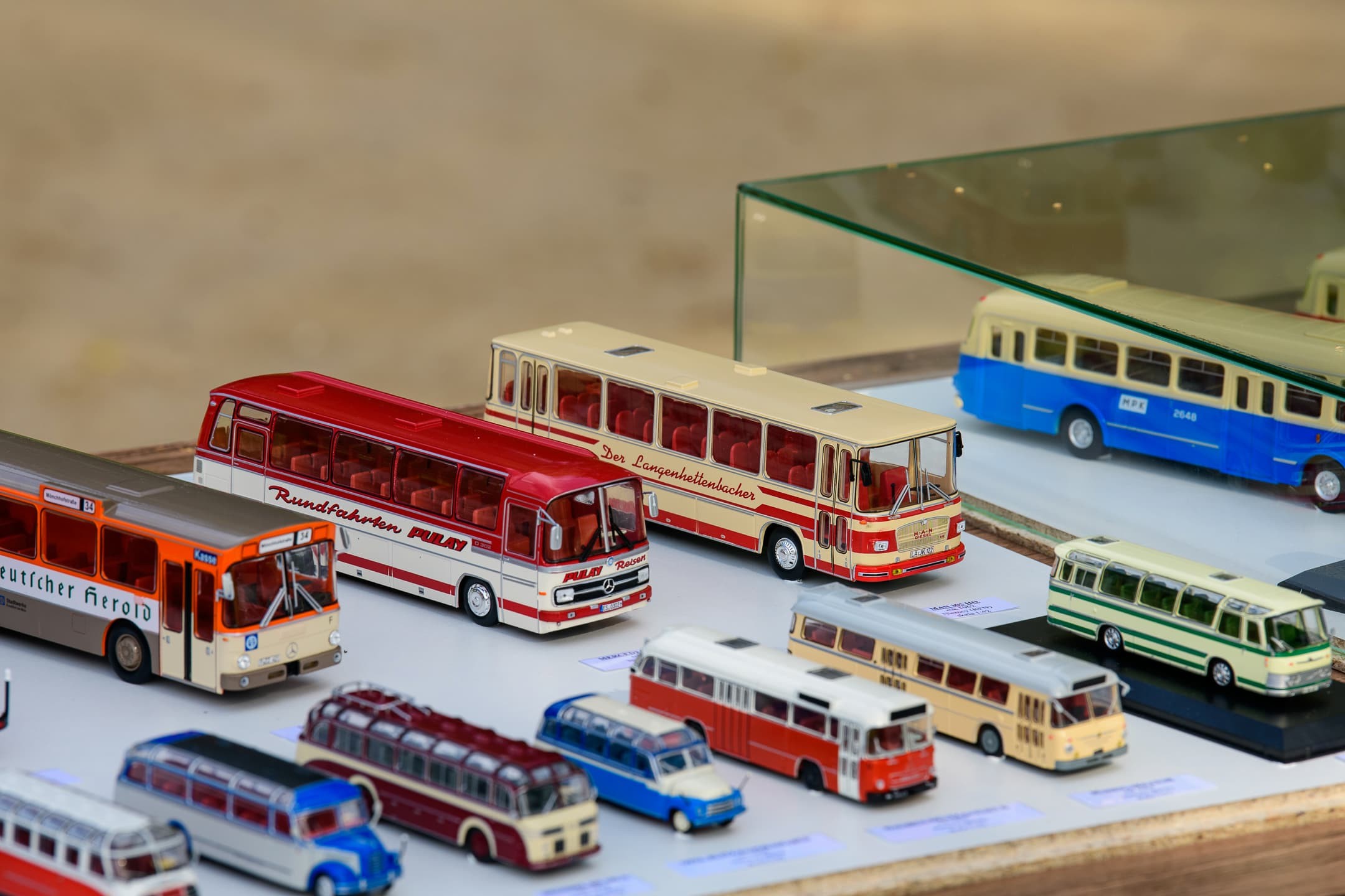 Autobusy3-Wystawa_Wyjątkowych_Modeli_Kolekcjonerskich-Auto-Welt_Pabianice