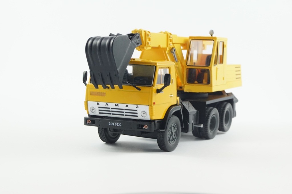 Kamaz 5511 Koparka EO-3532 Samochody Ciężarowe