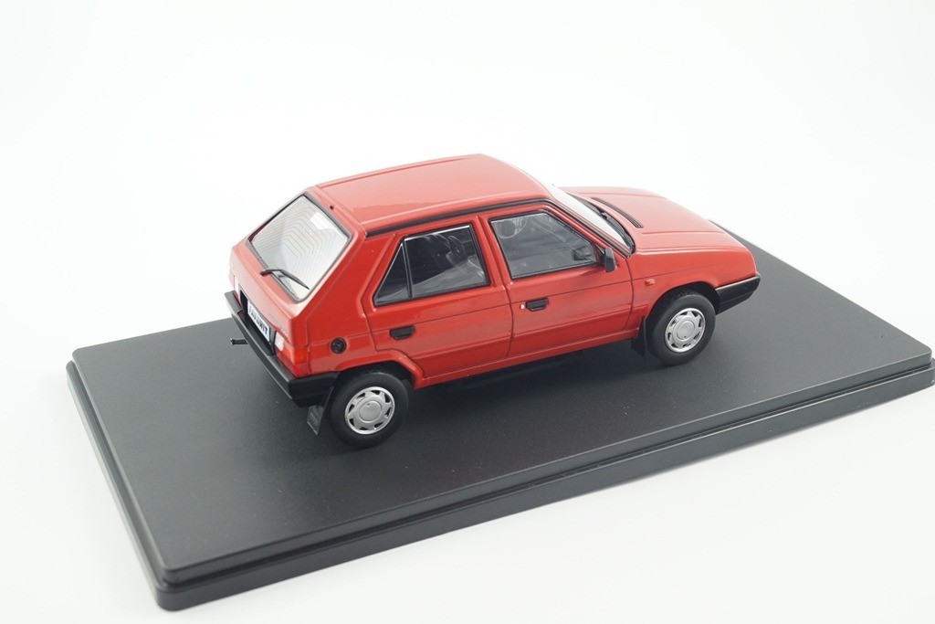 Skoda Favorit 1:24 Whitebox