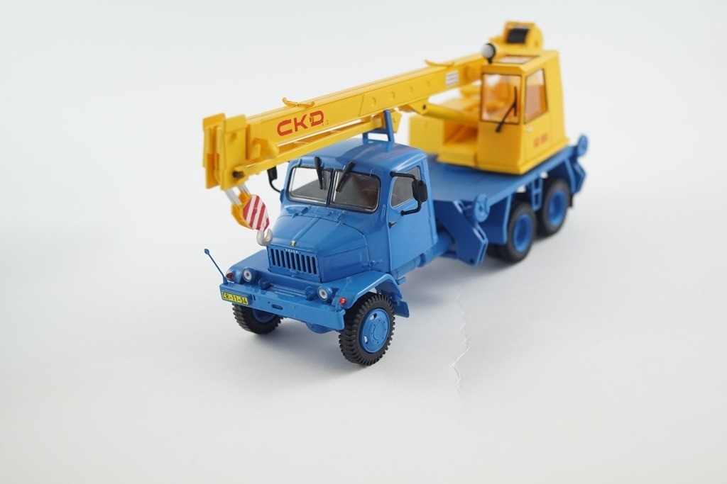 PRAGA V3S AD80 dźwig